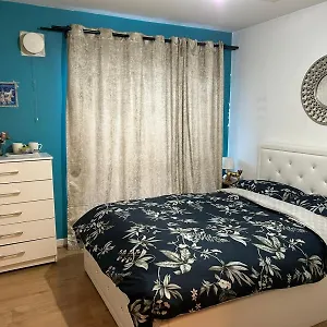 Beautiful 1 Bedroom Ground Floor With Shared Bathroom Apartment